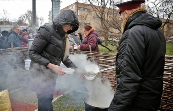 Сразу два Деда Мороза приехали 11 января 2014 года в субботу в район Лефортово