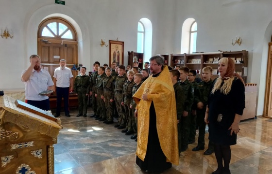 Президент БФ «Святого мученика Вонифатия» Наталья Мезенцева передала в дар храму святого Андрея Первозванного при кадетском корпусе икону с частицами мощей апостола Андрея