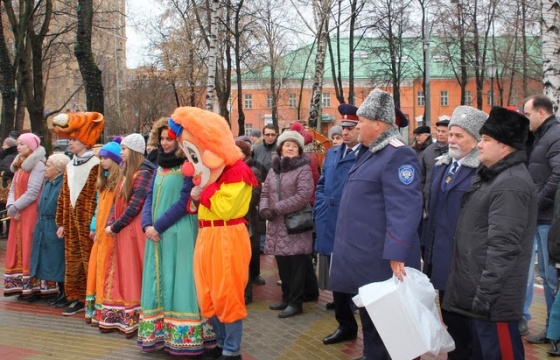 Сразу два Деда Мороза приехали 11 января 2014 года в субботу в район Лефортово