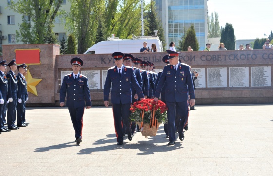 Торжественная церемония возложения цветов к Вечному огню на площади Славы