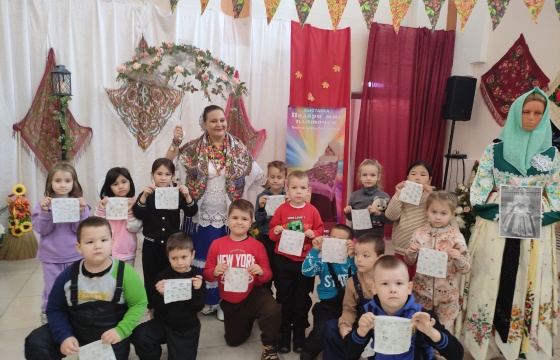 В Районном доме культуры с. Кинель- Черкассы прошёл второй день выставки "Подари мне платочек"