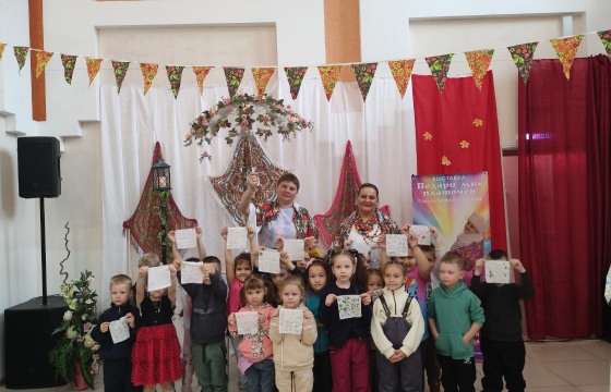 В Районном доме культуры с. Кинель- Черкассы прошёл второй день выставки "Подари мне платочек"