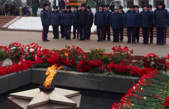  Возложение цветов к Вечному огню у горельефа Скорбящей Матери-Родине на площади Славы города Самара 