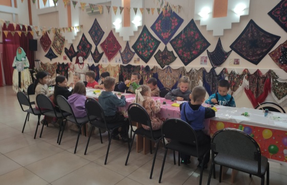 В Районном доме культуры с. Кинель- Черкассы прошёл второй день выставки "Подари мне платочек"