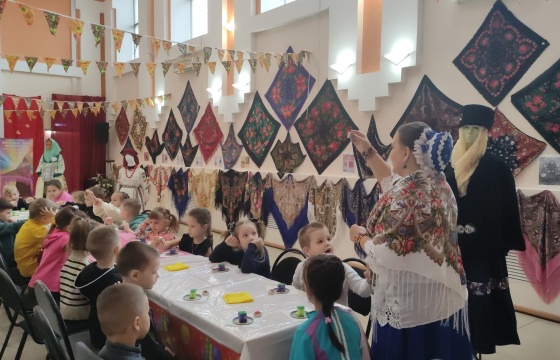 В Районном доме культуры с. Кинель- Черкассы прошёл второй день выставки "Подари мне платочек"