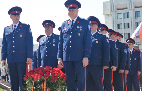 Торжественная церемония возложения цветов к Вечному огню на площади Славы