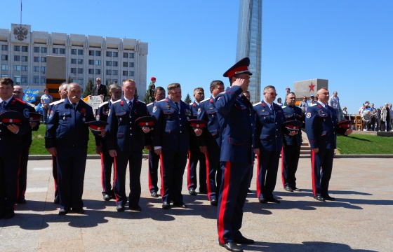 Торжественная церемония возложения цветов к Вечному огню на площади Славы