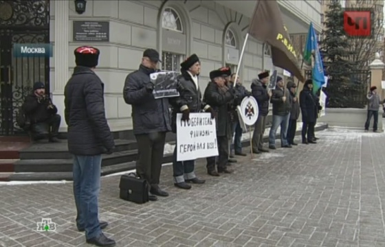 Казаки пришли к посольству Польши в Москве из-за памятника генералу